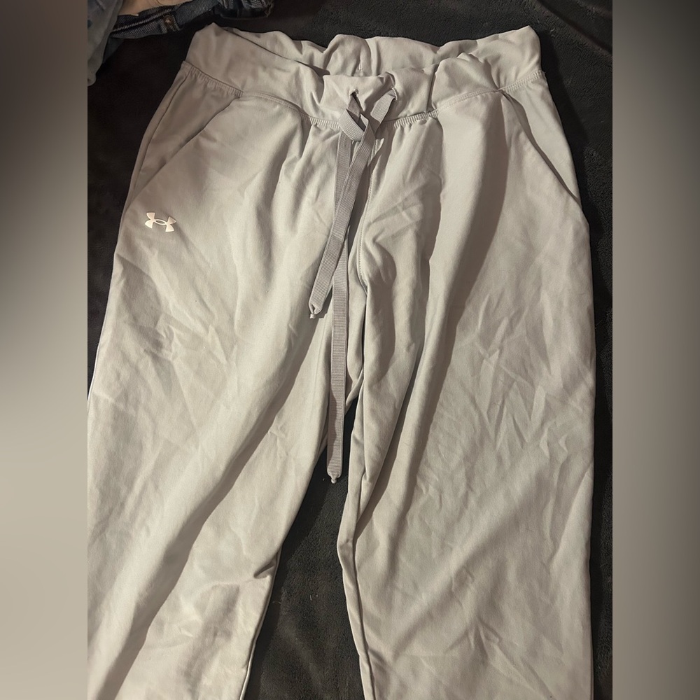 Under Armer grey jogging pants (woman)
size s asking for 20$ good condition